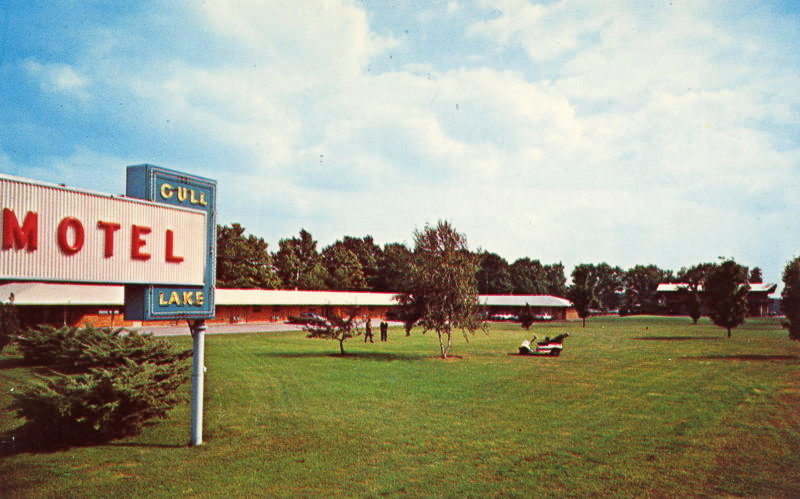 Gull Lake Inn (Gull Lake Motel) - Postcard